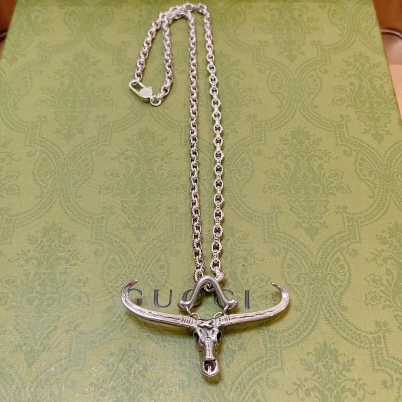 G*u*i necklaces